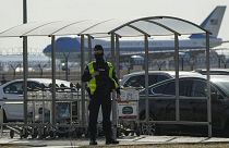 Fotónk illusztráció: lengyel rendőr a rzeszowi repülőtéren