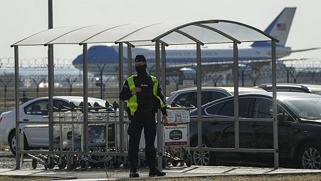Fotónk illusztráció: lengyel rendőr a rzeszowi repülőtéren