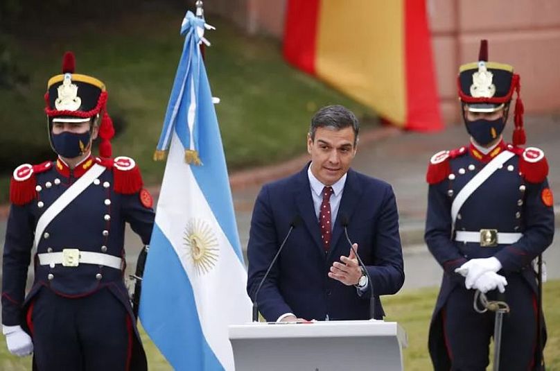 Pedro Sánchez habla frente a La Casa Rosada durante su visita de un día a Buenos Aires, 9 de junio de 2021.
