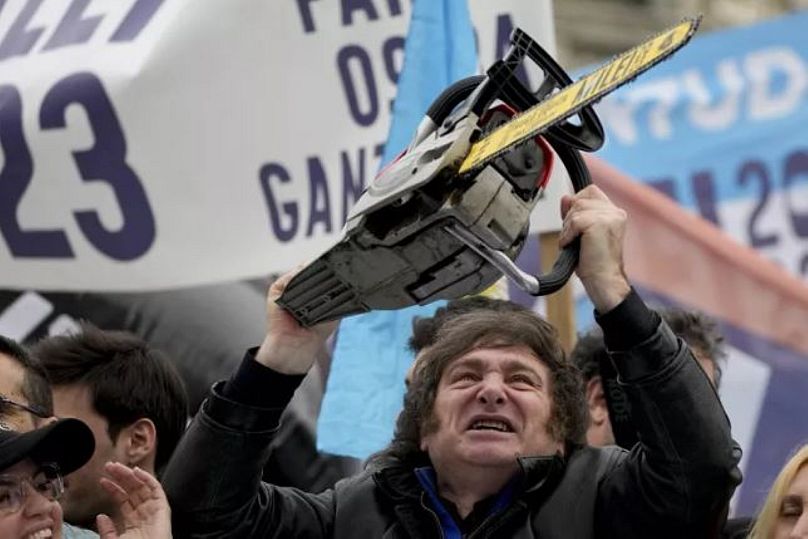 Javier Milei blande una motosierra durante un acto de campaña en La Plata, el 12 de septiembre de 2023.