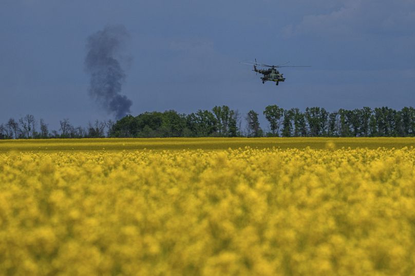 Un hélicoptère ukrainien Mi-8 revient d'une opération de combat sur la ligne de front dans la région de Kharkiv, Ukraine, dimanche 19 mai 2024.