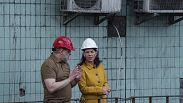 Die deutsche Außenministerin Annalena Baerbock spricht mit dem ukrainischen Energieminister Herman Haluschtschenko während eines offiziellen Besuchs in einem Wärmekraftwerk.