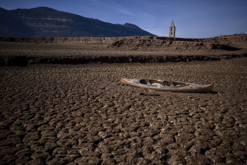 Una canoa abbandonata nel bacino di Sau, a nord di Barcellona, 22 gennaio 2024.