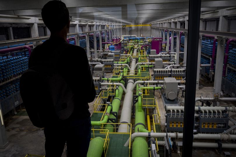 Vue du pipeline qui achemine l'eau de mer vers les filtres de la plus grande usine de dessalement d'eau potable d'Europe, située à Barcelone, en Espagne.