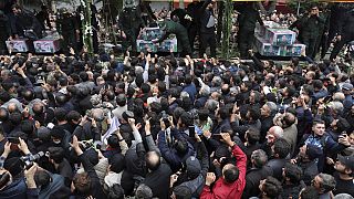 La foule se presse autour du cercueil du président iranien et des ses compagnons tués dans un crash, lors de leur cérémonie funèbre à Tabriz, en Iran, le mardi 21 mai 2024.