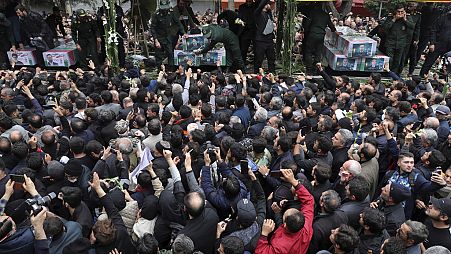 La foule se presse autour du cercueil du président iranien et des ses compagnons tués dans un crash, lors de leur cérémonie funèbre à Tabriz, en Iran, le mardi 21 mai 2024.