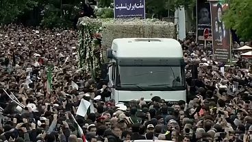 El vehículo con los cuerpos de Raisí y el resto de fallecidos recorre la ciudad de Tabriz en una procesión este martes