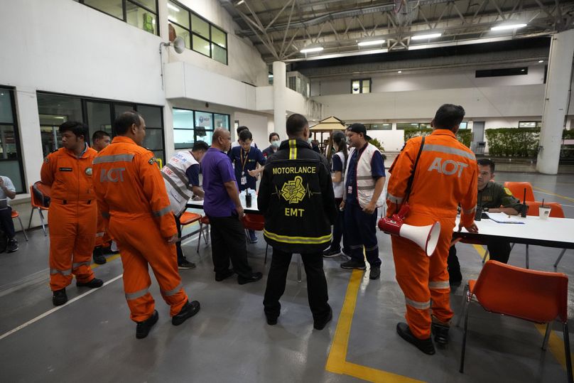 Rettungskräfte waren nach der Notlandung in Bangkok gleich vor Ort.