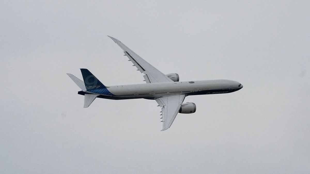 One dead and others injured after severe turbulence hits London-Singapore flight thumbnail