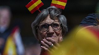 Eine Anhängerin mit einer spanischen Flagge auf dem Kopf nimmt an einer Kundgebung der rechtsextremen spanischen Partei Vox "Europa Viva 24" in Madrid, Spanien, teil.
