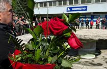 Πολίτες αφήνουν λουλούδια έξω από το νοσκομείο όπου νσηλεύεται ο Ρόμπερτ Φίτσο