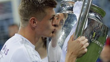 توني كروس لاعب ريال مدريد يحتفل بالكأس بعد المباراة النهائية لدوري أبطال أوروبا