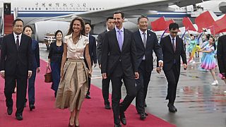 Esma Esad sık sık yurtdışı gezilerinde Suriye Devlet Başkanı Beşşar Esad'a eşlik ediyor