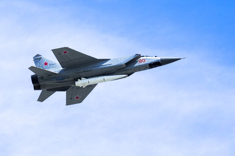 ARCHIVIO (09/05/2018): Un jet MiG-31K dell'aeronautica militare russa trasporta un missile aerobalistico ipersonico di alta precisione Kh-47M2 Kinzhal durante una parata militare.