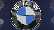 Este é o logótipo da BMW num automóvel BMW em exposição no Salão Internacional do Automóvel de Pittsburgh, em Pittsburgh, a 15 de fevereiro de 2024. (AP Photo/Gene J. Puskar)