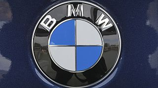 Este é o logótipo da BMW num automóvel BMW em exposição no Salão Internacional do Automóvel de Pittsburgh, em Pittsburgh, a 15 de fevereiro de 2024. (AP Photo/Gene J. Puskar)