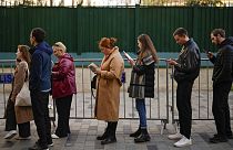 Rusya'nın İstanbul Konsolosluğu önünde başkanlık seçiminde oy kullanmak için bekleyen Rus vatandaşları (17 Mart 2024)