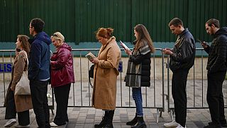 Rusya'nın İstanbul Konsolosluğu önünde başkanlık seçiminde oy kullanmak için bekleyen Rus vatandaşları (17 Mart 2024)