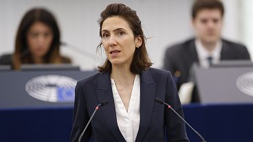 Valerie Hayer, candidata do partido presidencial francês Renew às eleições europeias, no Parlamento Europeu, a 23 de abril de 2024, em Estrasburgo, França.