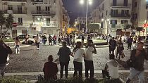Varias personas se reúnen en una calle tras un terremoto en Campi Flegrei, cerca de Nápoles, Italia, el lunes 20 de mayo de 2024.
