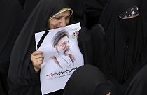 Helikopter kazasında ölen Cumhurbaşkanı Reisi'nin resmini taşıyan İranlı bir kadın