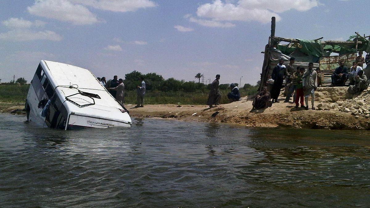 حافلة مغمورة جزئيا في نهر النيل بعد حادث في بني سويف، مصر