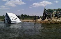 حافلة مغمورة جزئيا في نهر النيل بعد حادث في بني سويف، مصر