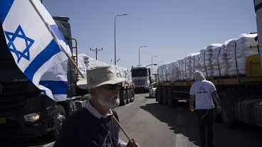 إسرائيليون يمنعون شاحنات المساعدات من الدخول إلى قطاع غزة