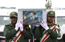 عناصر من الحرس الثوري يحملون نعش الرئيس إبراهيم رئيسي المغطى بالعلم خلال مراسم تشييعه في مدينة تبريز، إيران.