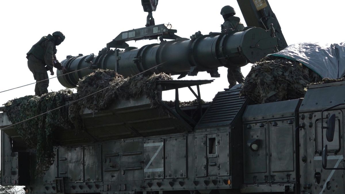 نظامیان روس در حال آماده سازی موشک اسکندر، ۲۰۲۴