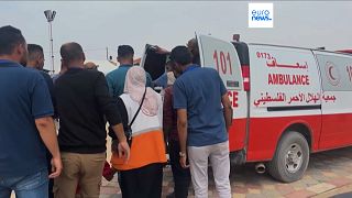 Mentőautó érkezik egy gázai sátorkórházba