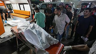Des médecins palestiniens déplacent des corps tués lors du bombardement israélien d'Al Zawayda vers la morgue de l'hôpital Al Aqsa à Deir al Balah, mercredi 22 mai 2024.