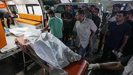 Des médecins palestiniens déplacent des corps tués lors du bombardement israélien d'Al Zawayda vers la morgue de l'hôpital Al Aqsa à Deir al Balah, mercredi 22 mai 2024.