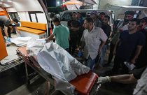 سيارة إسعاف وطاقم طبي في دير البلح 