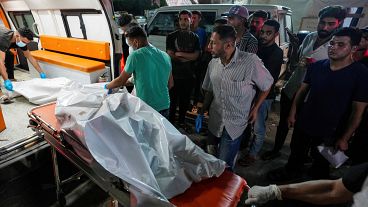 نقل جثمان أحد ضحايا القصف الإسرائيلي على الزوايدة في وسط قطاع غزة