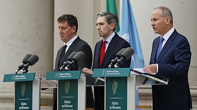 Os três líderes do governo de esquerda irlandês, o Ministro Eamon Ryan, o Taoiseach Simon Harris e o Tanaiste Micheal Martin, em 22 de maio de 2024.