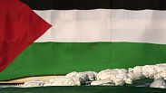 پرچم فلسطین در پس‌زمینه اجساد نمادین کودکان فلسطینی جان باخته در جنگ غزه؛ عکس در تهران 
