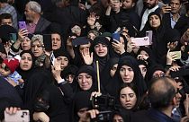 Menschen bei einer Beerdigungszeremonie für Präsident Ebrahim Raisi und seine Begleiter, die am Sonntag bei einem Hubschrauberabsturz ums Leben kamen.
