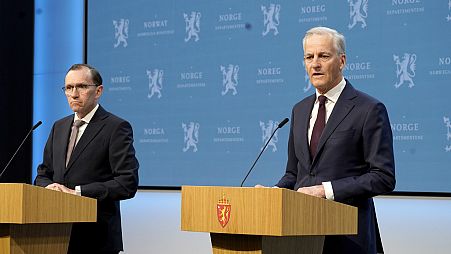 Norveç Başbakanı Jonas Gahr Store, (sağda ) Dışişleri Bakanı Espen Barth Eide ile birlikte, Norveç'in Oslo kentinde düzenlenen bir basın toplantısında konuşuyor;22 Mayıs 2024 