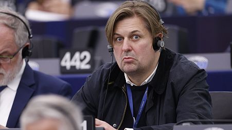 O alemão Maximilian Krah, do partido de extrema-direita "Alternativa para a Alemanha", faz uma careta durante uma sessão no Parlamento Europeu em Estrasburgo, França, a 23 de abril de 2024.
