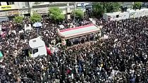  عشرات آلاف الإيرانيين يودعون الرئيس الإيراني الراحل  إبراهيم رئيسي