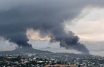 Rauch steigt bei Protesten in Noumea, Neukaledonien, am 15. Mai 2024 auf.