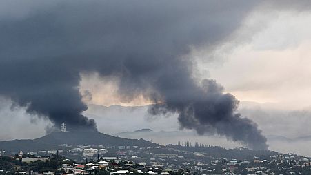 Rauch steigt bei Protesten in Noumea, Neukaledonien, am 15. Mai 2024 auf.