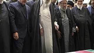 El líder supremo de Irán preside el funeral por Raisí en Teherán
