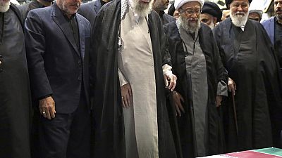 El líder supremo de Irán preside el funeral por Raisí en Teherán