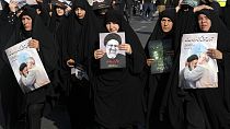 I fedeli partecipano alla cerimonia funebre a Teheran per il defunto presidente iraniano Ebrahim Raisi, morto in un incidente in elicottero, 22/05/2024