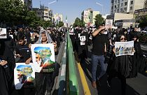 Iraner nehmen in Teheran an einer Trauerfeier für den verstorbenen Präsidenten Ebrahim Raisi und seine Begleiter teil.