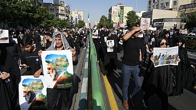 Iraner nehmen in Teheran an einer Trauerfeier für den verstorbenen Präsidenten Ebrahim Raisi und seine Begleiter teil.