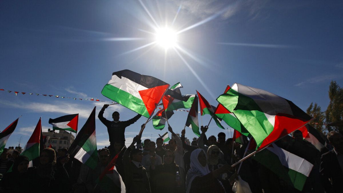 A palesztinok zászlókat lengetve ünneplik, hogy az ENSZ elismerte államiságukat a ciszjordániai Ramallah városában, 2012. december 2-án, vasárnap