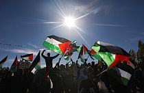 A palesztinok zászlókat lengetve ünneplik, hogy az ENSZ elismerte államiságukat a ciszjordániai Ramallah városában, 2012. december 2-án, vasárnap